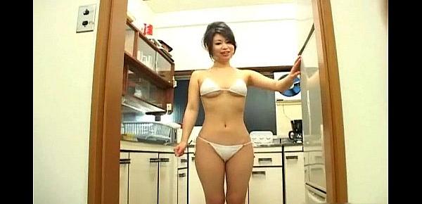  Yuuka Tsubasa hot kitchen blowjob